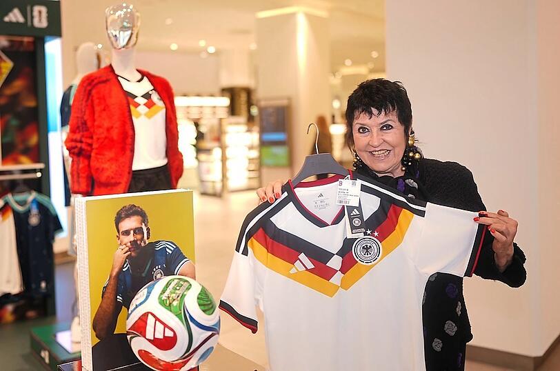 Uschi Ackermann beim Trikotkauf im Breuninger. Am Fußball mag sie den Zusammenhalt und die Begeisterung. Uschi Ackermann beim Trikotkauf im Breuninger. Am Fußball mag sie den Zusammenhalt und die Begeisterung.
