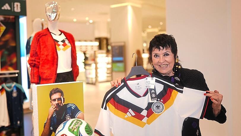 Uschi Ackermann beim Trikotkauf im Breuninger. Am Fu&szlig;ball mag sie den Zusammenhalt und die Begeisterung.