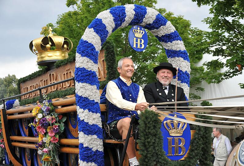 Mit der goldenen Krone hoch Oben: Das Bier kommt an.
