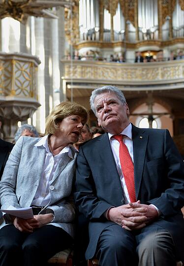 Gemeinsam mit seiner Lebensgefährtin Daniela Schadt (mitte) und dem sachsen-anhaltinischen Ministerpräsident Reiner Haseloff (CDU, links) betet Bundespräsident Joachim Gauck (rechts) in der Marktkirche von Halle. Die Bilder.