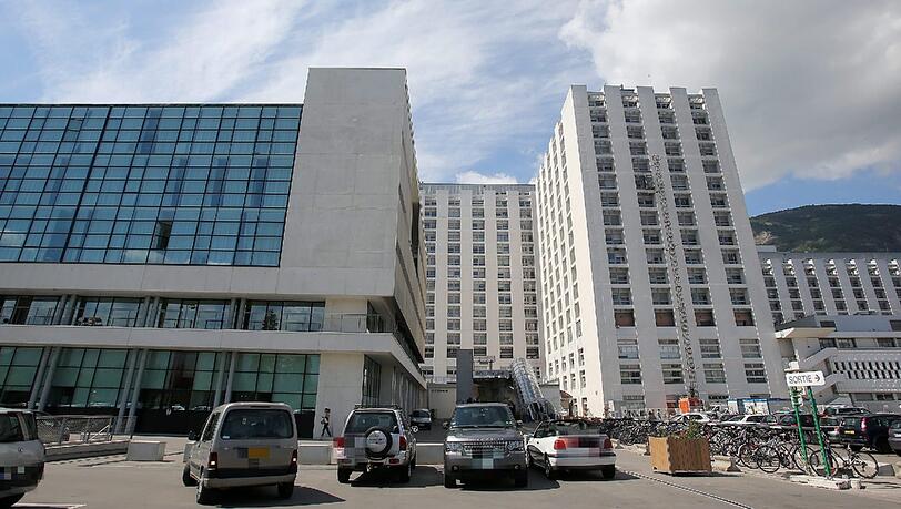 Der Formel-1-Rekordweltmeister liegt nach seinem Skiunfall in der Universitätsklinik von Grenoble. Der Formel-1-Rekordweltmeister liegt nach seinem Skiunfall in der Universitätsklinik von Grenoble.