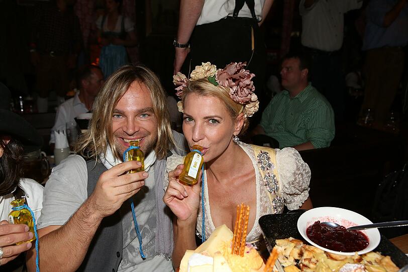 Tim Wilhelm und Giulia Siegel in der Bratwurst.