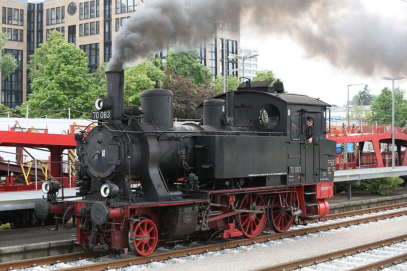 Die Dampflok 70083 dampft und schmaucht am Münchner Ostbahnhof &ndash; am 15./16. August kann man den Schienen-Oldie erneut hautnah erleben.