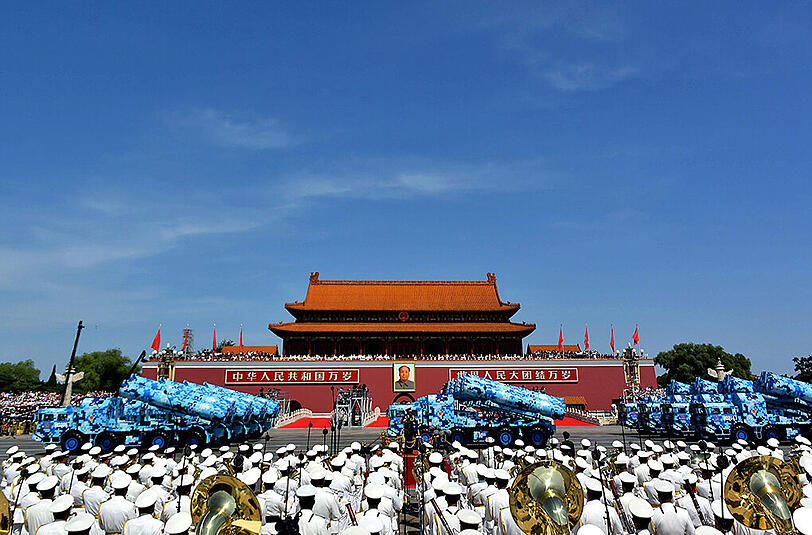 Bei der größten Militärparade seiner Geschichte hat China seine neuen Superwaffen präsentiert.