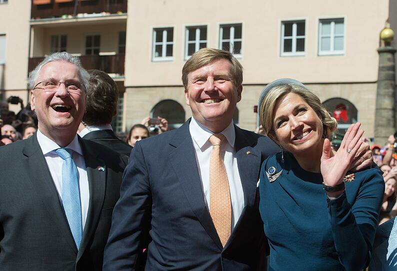 ... wo Bayerns Innenminister Joachim Herrmann sie vor dem Museum Tucherschloss empfingen.
