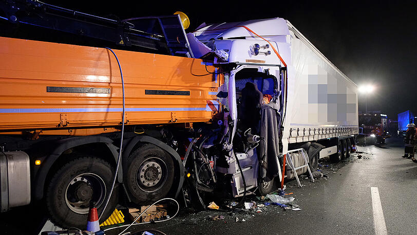 Die Fahrerkabine des Lkw wurde eingedrückt - der Fahrer kam mit lebensgefährlichen Verletzungen ins Krankenhaus.