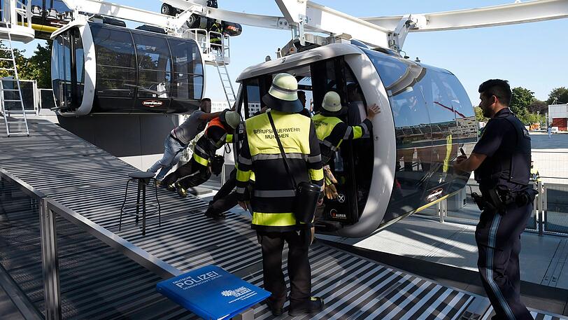 Die Feuerwehr München musste nach einem Brand 14 Personen aus dem Riesenrad "Hi Sky" retten.