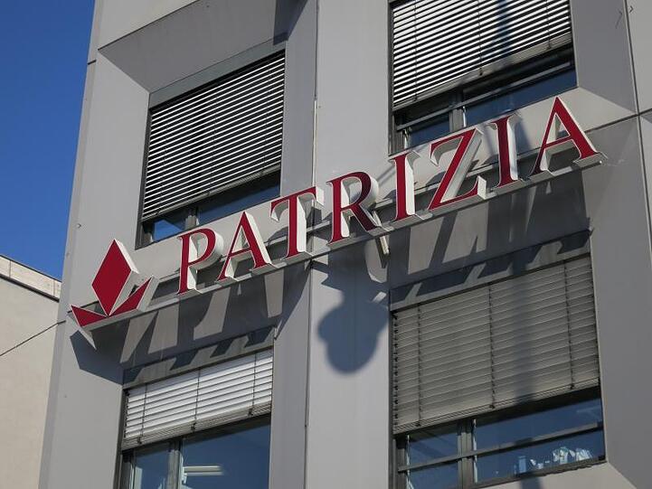 DDas Logo von Patrizia an einem Gebäude. Foto: Ulf Vogler/dpa/Archivbild