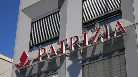 DDas Logo von Patrizia an einem Gebäude. Foto: Ulf Vogler/dpa/Archivbild