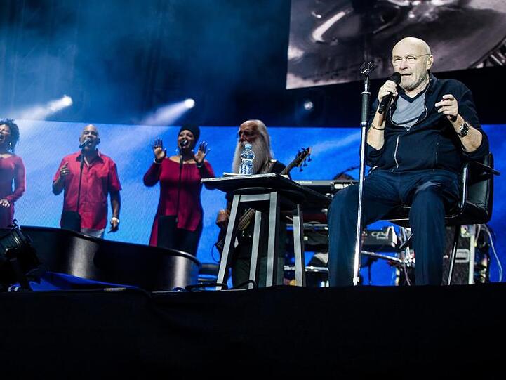 Sänger Phil Collins gibt in der Mercedes-Benz Arena das erste von sieben Deutschlandkonzerten.