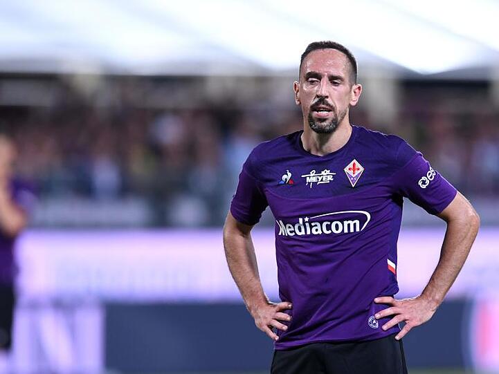 Franck Ribery von AC Florenz steht auf dem Spielfeld. Foto: Jennifer Lorenzini/Lapresse/Lapresse via ZUMA Press/dpa