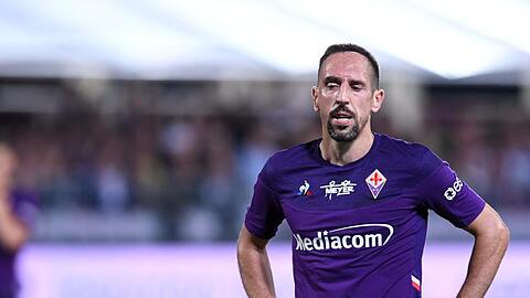 Franck Ribery von AC Florenz steht auf dem Spielfeld. Foto: Jennifer Lorenzini/Lapresse/Lapresse via ZUMA Press/dpa