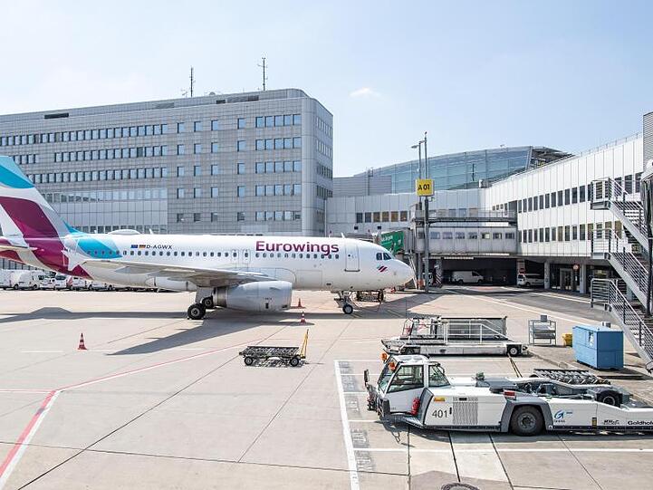Ein Airbus A319 der Fluggesellschaft Eurowings steht am Düsseldorfer Flughafen an einem Terminal.