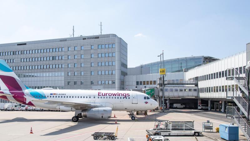 Ein Airbus A319 der Fluggesellschaft Eurowings steht am Düsseldorfer Flughafen an einem Terminal. Ein Airbus A319 der Fluggesellschaft Eurowings steht am Düsseldorfer Flughafen an einem Terminal.