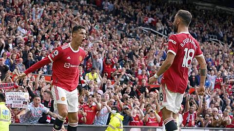 Cristiano Ronaldo (l) schoss Manchester United bei seinem Comeback mit einem Doppelpack zum Sieg.