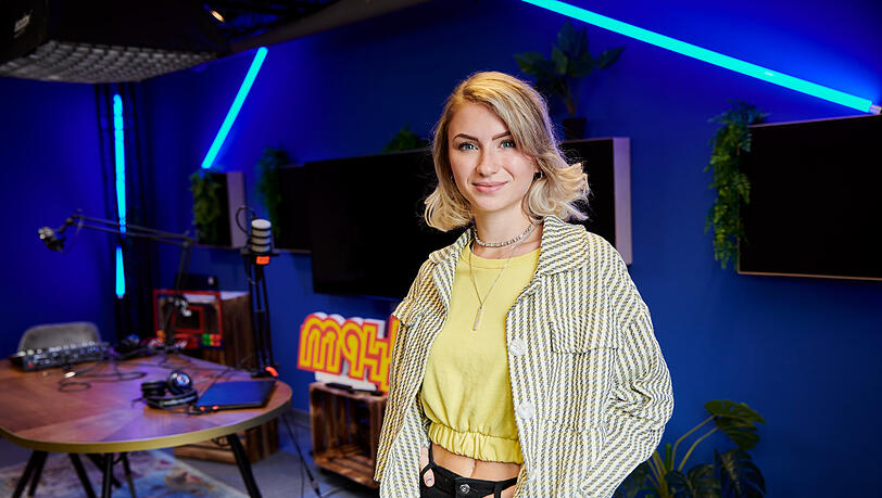 Céline Schuster (21) im Podcast-Studio des Radiosenders. Céline Schuster (21) im Podcast-Studio des Radiosenders.