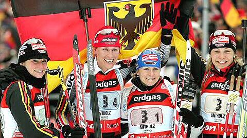 Erneutes Staffel-Gold für Henkel, Wilhelm, Glagow und Neuner (v.l.n.r.)