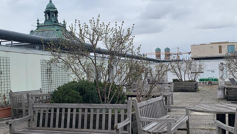 Auf dem Dach des 70er-Jahre-Baus befindet sich eine riesige Dachterrasse mit Blick auf die Frauentürme und den Justizpalast. Auf dem Dach des 70er-Jahre-Baus befindet sich eine riesige Dachterrasse mit Blick auf die Frauentürme und den Justizpalast.