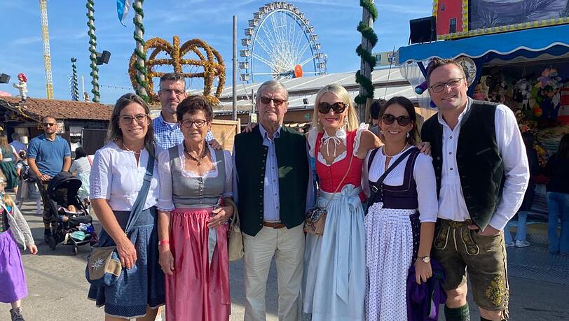 Monika Gruber mit ihrer Familie auf dem Oktoberfest. Monika Gruber mit ihrer Familie auf dem Oktoberfest.