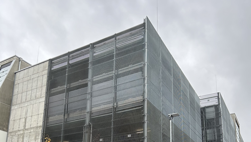 Das Parkhaus in der Flößergasse 6f. An der Straße ist ein Rewe-Supermarkt. Auch er hat hier einige Stellplätze für Kunden im Souterrain.
