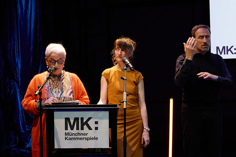 Barbara Mundel (links) mit Viola Hessenberg und einem Gebärdendolmetscher.