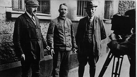 Fritz Haarmann - hier auf einem undatierten Archivbild in der Mitte - ermordete mindestens 24 Jungen und junge Männer.