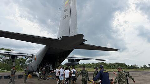 Mehr als 120 Menschen sollen in der Maschine mitgeflogen sein.
