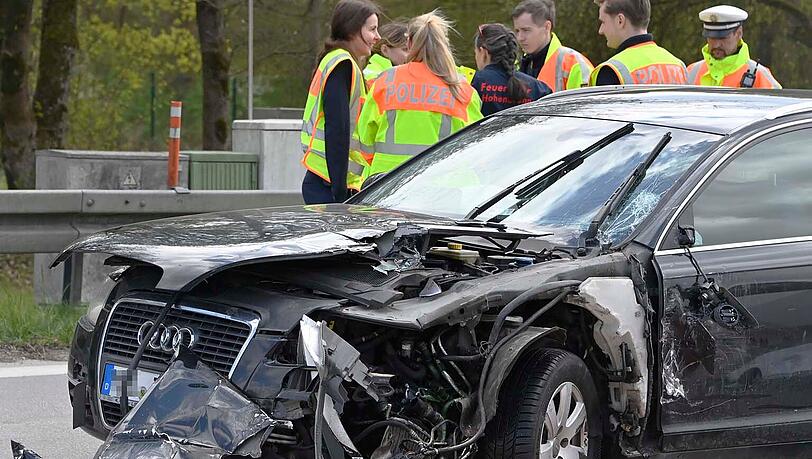 Trotz der Reanimationsmaßnahmen – auch ein Rettungshubschrauber landete auf der Autobahn – starb die Frau noch am Unfallort. Trotz der Reanimationsmaßnahmen – auch ein Rettungshubschrauber landete auf der Autobahn – starb die Frau noch am Unfallort.