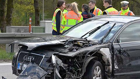 Trotz der Reanimationsma&szlig;nahmen &ndash; auch ein Rettungshubschrauber landete auf der Autobahn &ndash; starb die Frau noch am Unfallort.