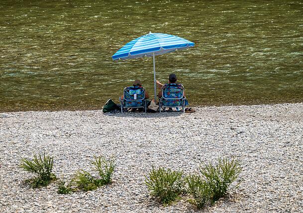 Bei Sommerhitze ist die Isar in München ein Sehnsuchtsort. (Archivbild) Bei Sommerhitze ist die Isar in München ein Sehnsuchtsort. (Archivbild)