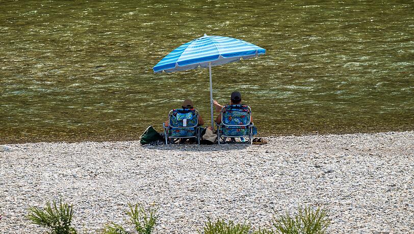 Bei Sommerhitze ist die Isar in M&uuml;nchen ein Sehnsuchtsort. (Archivbild)