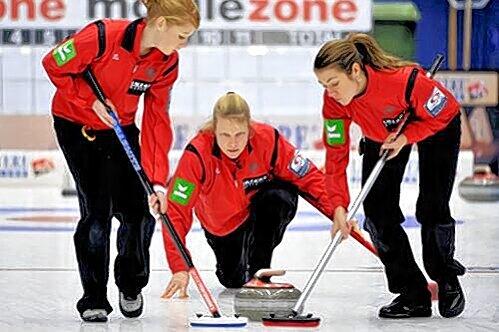 Das deutsche Team &ndash; vom SC Riessersee: Stella Heiß (l.) und Melanie Robillard (r.) wischen für Skip Andrea Schöpp.