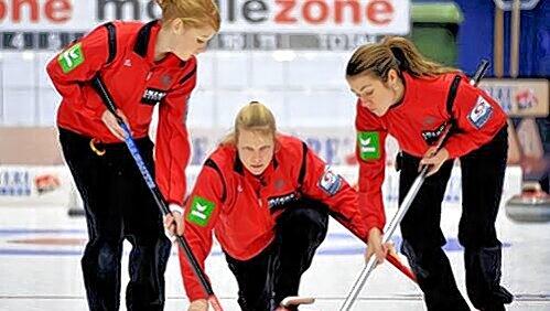 Das deutsche Team – vom SC Riessersee: Stella Heiß (l.) und Melanie Robillard (r.) wischen für Skip Andrea Schöpp. Das deutsche Team – vom SC Riessersee: Stella Heiß (l.) und Melanie Robillard (r.) wischen für Skip Andrea Schöpp.