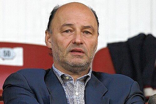Ohne ihn geht nichts bei der SV: Ex-Bundesligakicker Frank Holzer ist Mäzen und Vorstand, steht immer unter dem linken Flutlichtmast im Waldstadion Kaiserlinde.