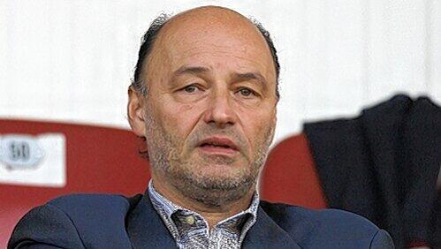 Ohne ihn geht nichts bei der SV: Ex-Bundesligakicker Frank Holzer ist Mäzen und Vorstand, steht immer unter dem linken Flutlichtmast im Waldstadion Kaiserlinde. Ohne ihn geht nichts bei der SV: Ex-Bundesligakicker Frank Holzer ist Mäzen und Vorstand, steht immer unter dem linken Flutlichtmast im Waldstadion Kaiserlinde.