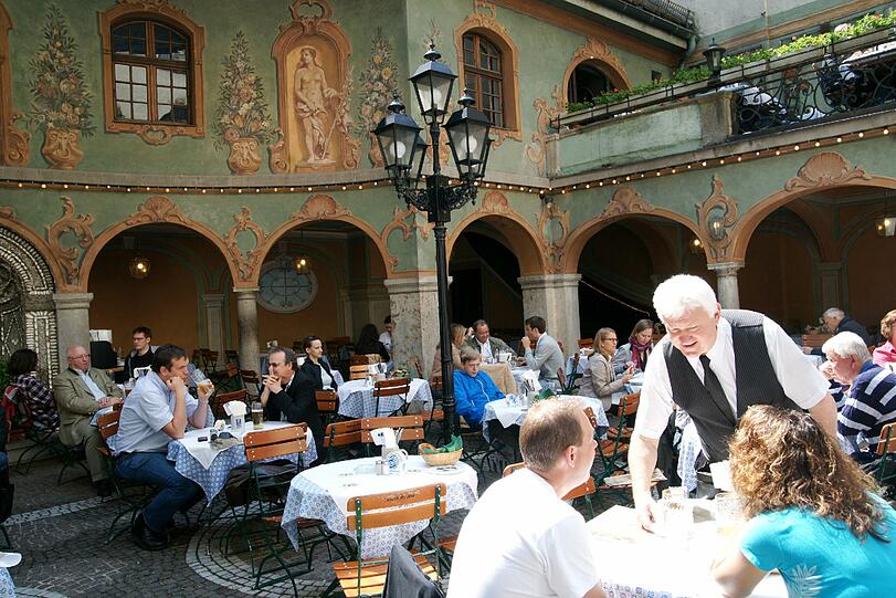 Der Arkadengarten im Innenhof der Augustiner Großgaststätten: Die alten Fresken wurden sorgsam restauriert.