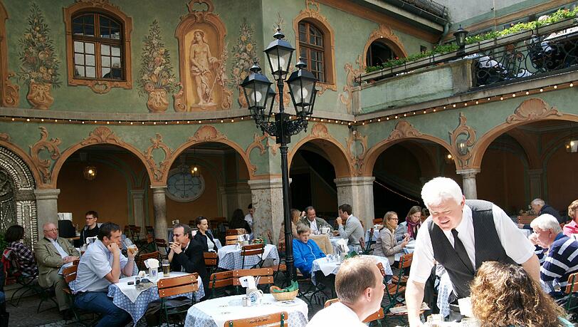 Der Arkadengarten im Innenhof der Augustiner Großgaststätten: Die alten Fresken wurden sorgsam restauriert. Der Arkadengarten im Innenhof der Augustiner Großgaststätten: Die alten Fresken wurden sorgsam restauriert.