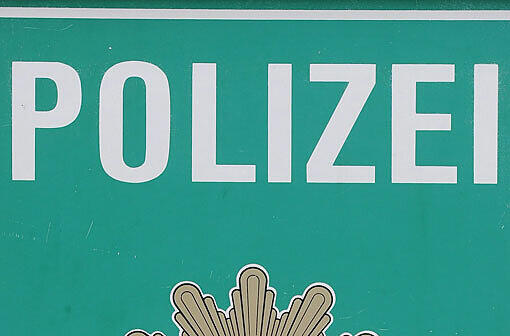 Die Polizei fand den Toten in seiner Wohnung. Wer er ist und wer die Polizei informiert hat, behalten die Fahnder für sich.