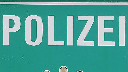 Die Polizei fand den Toten in seiner Wohnung. Wer er ist und wer die Polizei informiert hat, behalten die Fahnder für sich. Die Polizei fand den Toten in seiner Wohnung. Wer er ist und wer die Polizei informiert hat, behalten die Fahnder für sich.