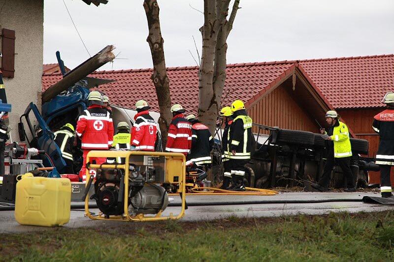 Ein mit 25 Tonnen Rahm beladener Lkw stößt am Sonntagmorgen mit einem BMW zusammen, stürzt in einen Graben und begräbt das Auto halb unter sich.