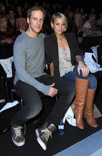 Moderatorenkollege Jan Hahn mit Mirjam Weichselbraun auf der Dimitri-Show während der Mercedes-Benz Fashion Week 2011 in Berlin.