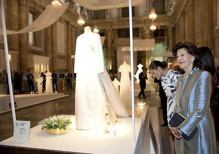 Seide und Spitze wohin das Auge reicht: Wer die zauberhaften Brautkleider von Kronprinzessin Victoria, Prinzessin Madeleine, Prinzessin Sofia und Königin Silvia schon immer mal hautnah bewundern wollte, sollte sich die Ausstellung über royale Brautkleider im königlichen Schloss in Stockholm nicht entgehen lassen.