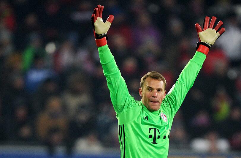 2. Manuel Neuer: Der Welttorhüter ist eine Bank, alleine seine Ausstrahlung schüchtert gegnerische Stürmer ein. Und klar ist auch: Stellvertreter Sven Ulreich hat bei weitem nicht Neuers Klasse. Steht aber die Viererkette, kommt ohnehin nicht viel aufs Tor. Schon gar nicht gegen Teams, die gegen Bayern lediglich überleben wollen und sich in der eigenen Hälfte verbarrikadieren.