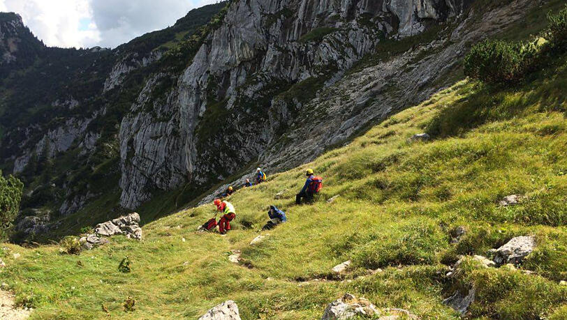 Die Bergwacht machte sich sofort mit mehreren Teams auf zu dem Verletzten. Die Bergwacht machte sich sofort mit mehreren Teams auf zu dem Verletzten.