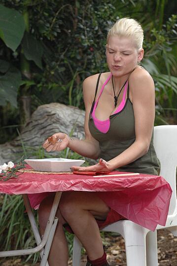 Die große Meckerei: Jochen Bendel motzt über das Essen im Camp. Die besten Bilder von Tag 12 im Dschungel...