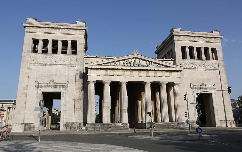 Ein weiteres Wahrzeichen des Stadtviertels: die Propyläen am Königsplatz. Leo von Klenze schuf das Bauwerk im Auftrag von König Ludwig I., der sie aus seinen üppigen Privatmitteln finanzierte.