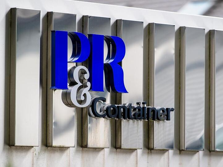 Das Logo von P&R Container ist vor dem Gebäude des Unternehmens zu sehen. Foto: Matthias Balk/Archiv