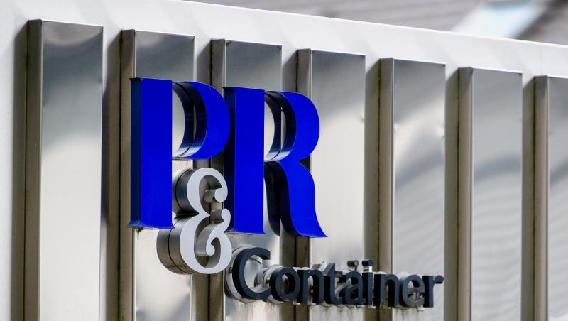 Das Logo von P&R Container ist vor dem Gebäude des Unternehmens zu sehen. Foto: Matthias Balk/Archiv Das Logo von P&R Container ist vor dem Gebäude des Unternehmens zu sehen. Foto: Matthias Balk/Archiv