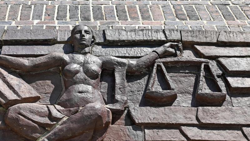 Blick auf die Justitia über dem Eingang eines Landgerichts.