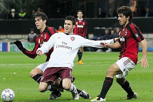 Cesc Fabregas (M., gegen Kaka und Gattuso), erzielte den ersten Treffer